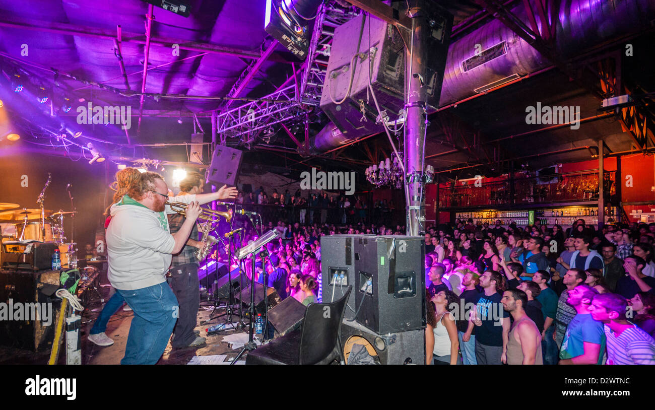 Tel Aviv, Israël. La foule dans la 'boîte de nuit' regarder un concert de  rock Photo Stock - Alamy