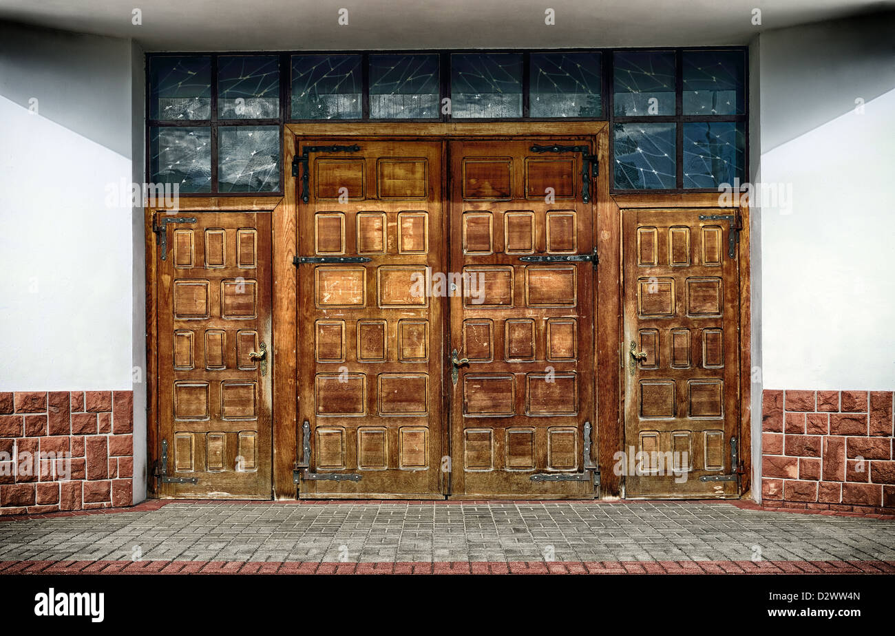 Vieilles portes en bois, l'entrée de l'église Banque D'Images