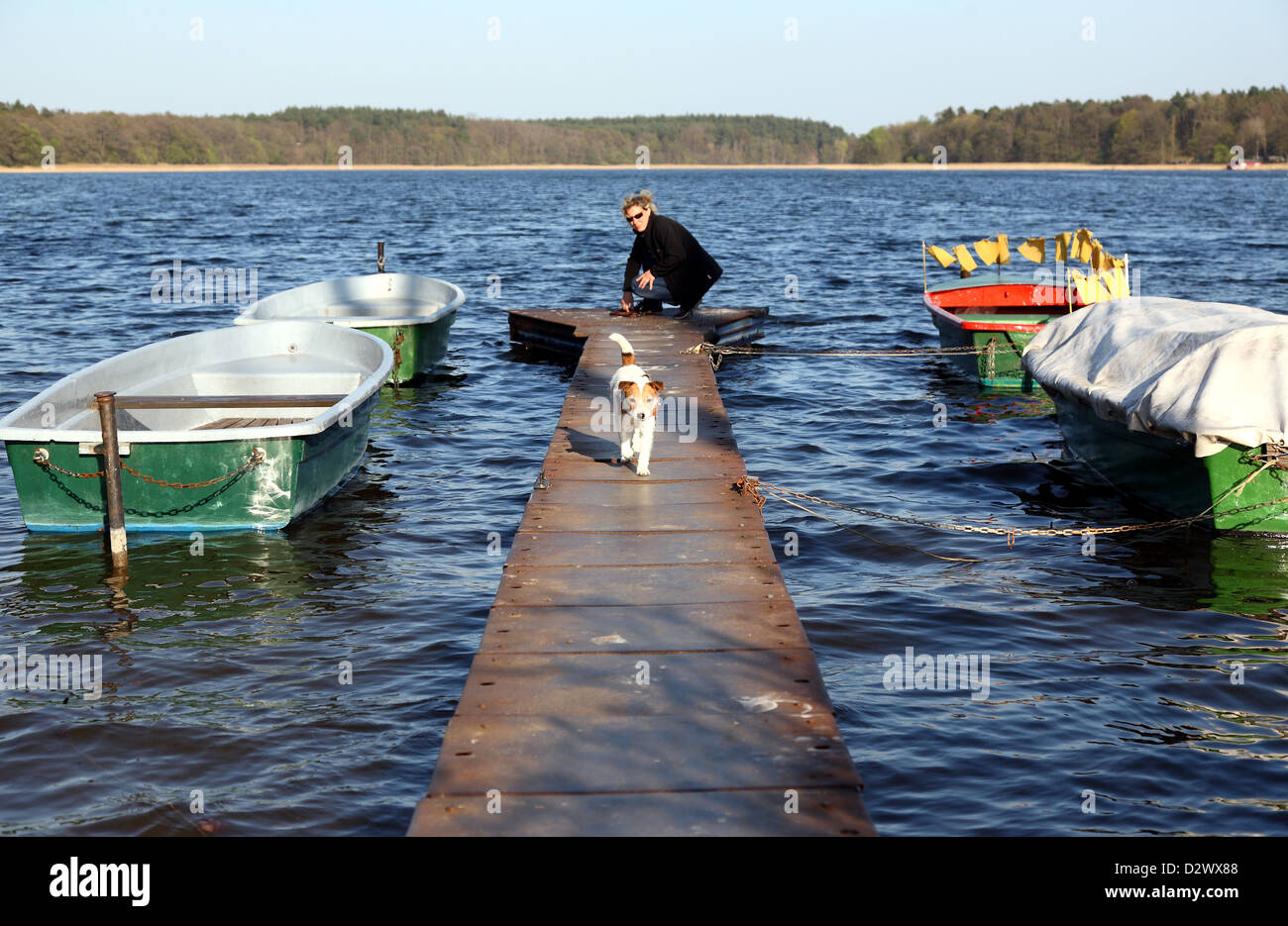 Lindow, Allemagne, une femme avec son chien sur un quai sur Wutzsee Banque D'Images