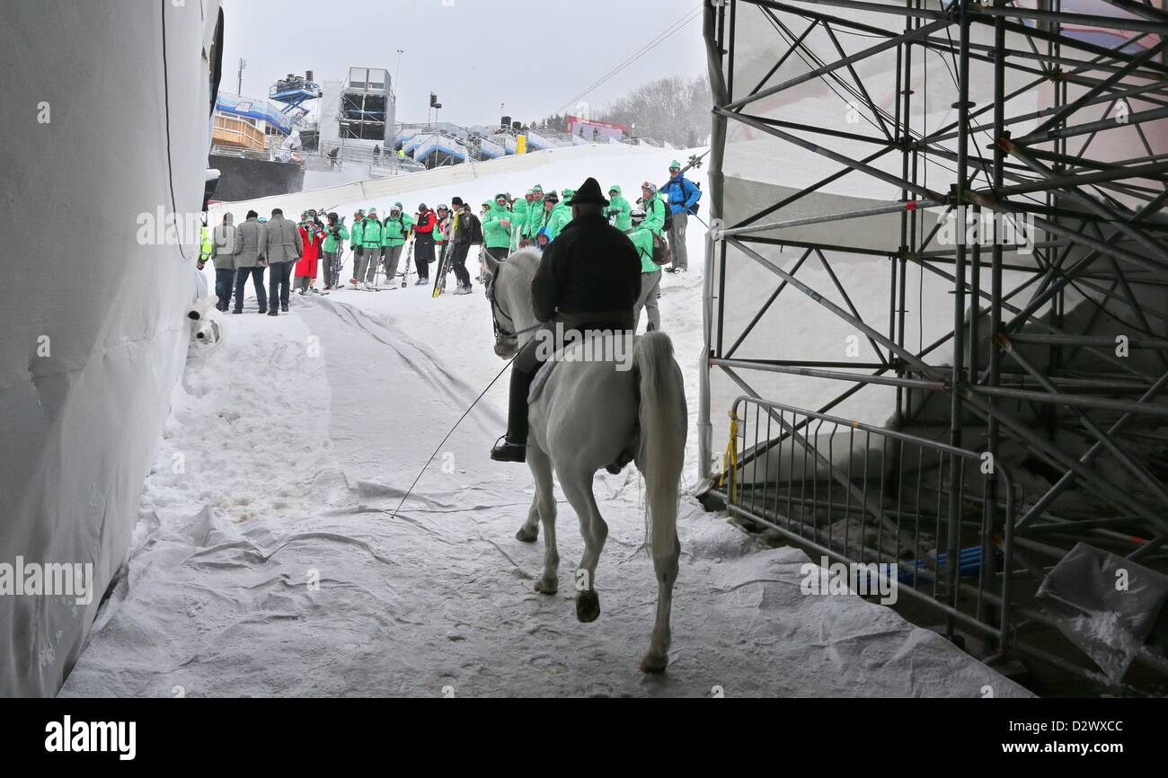 Un homme sur un cheval lipizzan entre dans la zone de but pour une répétition générale de la cérémonie d'ouverture à Schladming, Autriche, 03 février 2013. Les Championnats du Monde de Ski Alpin à Schladming exécuter à partir du 04 au 17 février 2013. Photo : Karl-Josef Opim/dpa Banque D'Images