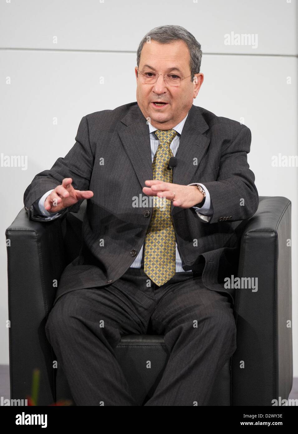 Ministre de la Défense israélien, Ehud Barak prend part à une discussion de groupe sur le troisième jour de la 49e Conférence de Munich sur la sécurité à Munich, Allemagne, 03 février 2013. Autour de 400 représentants de plus de 90 pays participent à la conférence de Munich à partir de 01 jusqu'à 03 février 2013. Photo : MARC MUELLER Banque D'Images Ministre de la Défense israélien, Ehud Barak prend part à une discussion de groupe sur le troisième jour de la 49e Conférence de Munich sur la sécurité à Munich, Allemagne, 03 février 2013. Autour de 400 représentants de plus de 90 pays participent à la conférence de Munich à partir de 01 jusqu'à 03 février 2013. Photo : MARC MUELLER Banque D'Images