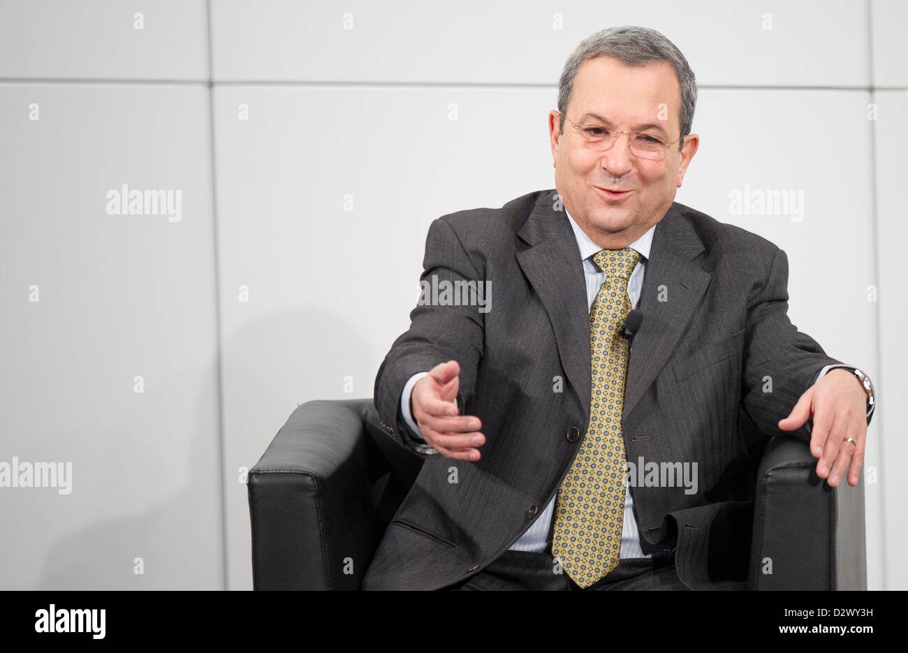 Ministre de la Défense israélien, Ehud Barak prend part à une discussion de groupe sur le troisième jour de la 49e Conférence de Munich sur la sécurité à Munich, Allemagne, 03 février 2013. Autour de 400 représentants de plus de 90 pays participent à la conférence de Munich à partir de 01 jusqu'à 03 février 2013. Photo : MARC MUELLER Banque D'Images Ministre de la Défense israélien, Ehud Barak prend part à une discussion de groupe sur le troisième jour de la 49e Conférence de Munich sur la sécurité à Munich, Allemagne, 03 février 2013. Autour de 400 représentants de plus de 90 pays participent à la conférence de Munich à partir de 01 jusqu'à 03 février 2013. Photo : MARC MUELLER Banque D'Images