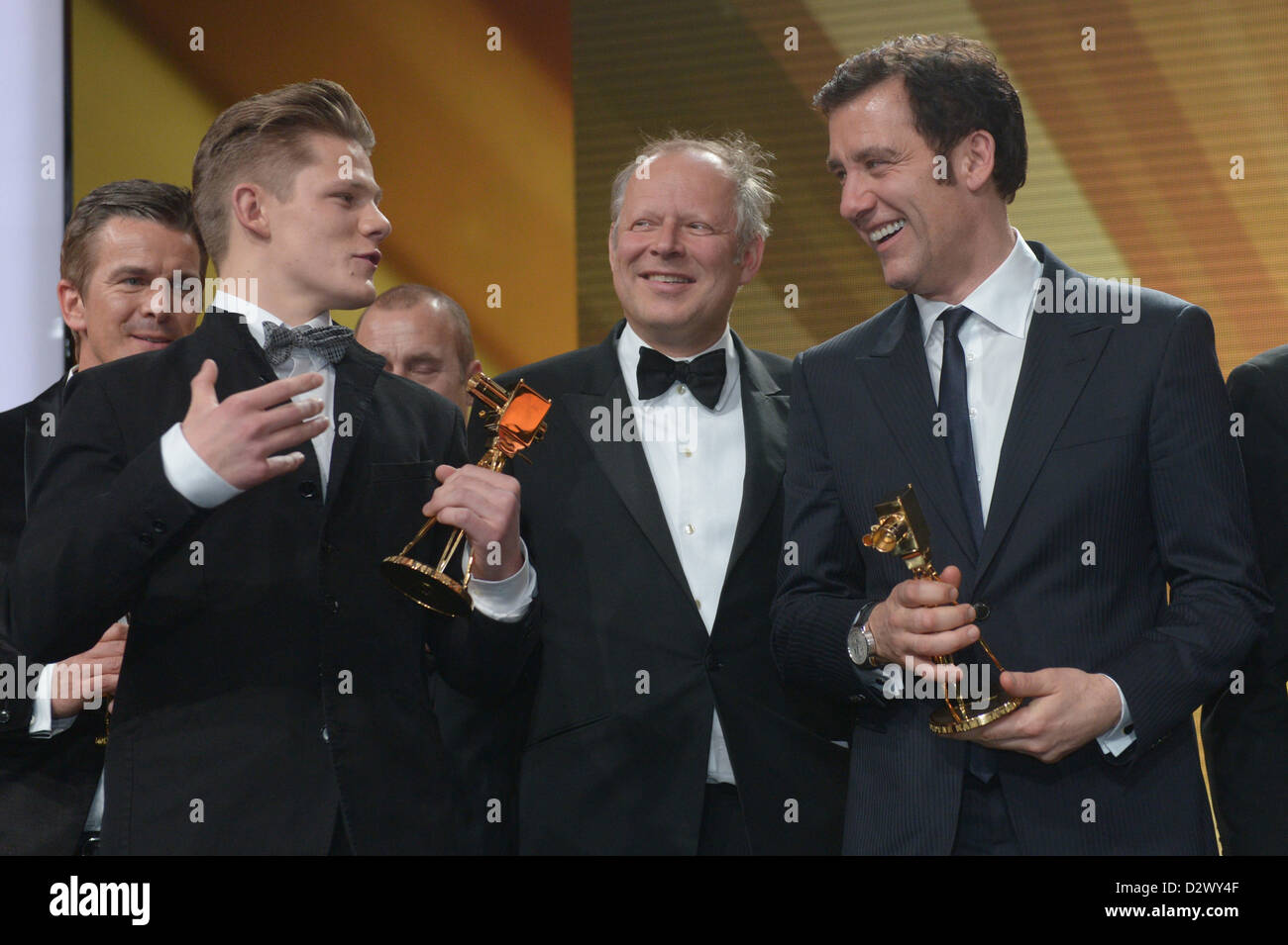 (L-R) Présentateur Markus Lanz, acteurs Allemand Max von der Groeben et Axel Milberg et l'acteur britannique Clive Owen au cours de la 48e cérémonie de remise des prix de la caméra d'or à Berlin, Allemagne, 2 février 2013. Le prix honore les réalisations exceptionnelles dans la télévision, le cinéma, et de divertissement. Photo : Maurizio Gambarini/dpa Banque D'Images