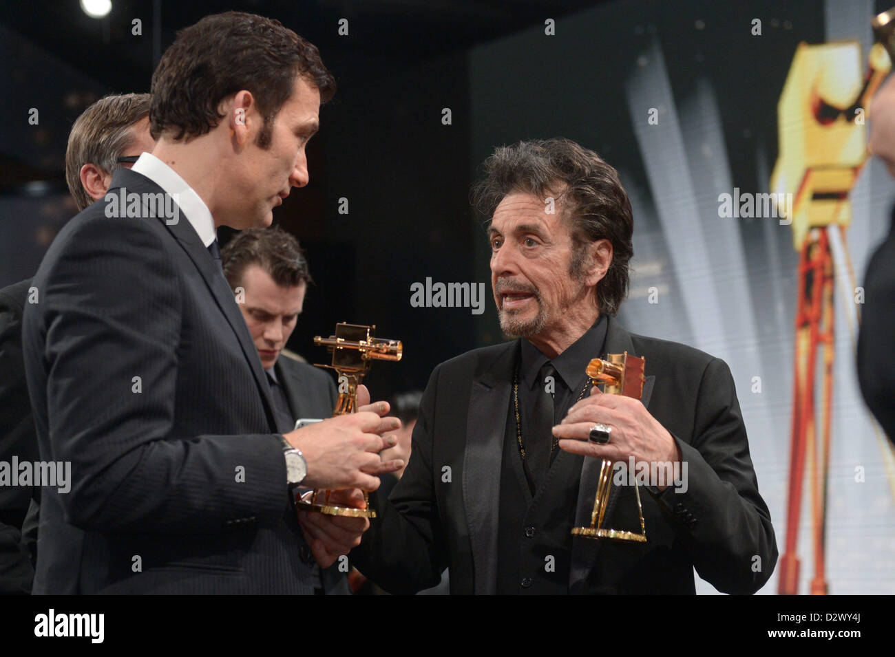 L'acteur américain Al Pacino (R) et l'acteur britannique Clive Owen (L) avec leurs trophys durant la 48e cérémonie de remise des prix de la caméra d'or à Berlin, Allemagne, 2 février 2013. Le prix honore les réalisations exceptionnelles dans la télévision, le cinéma, et de divertissement. Photo : Maurizio Gambarini/dpa Banque D'Images