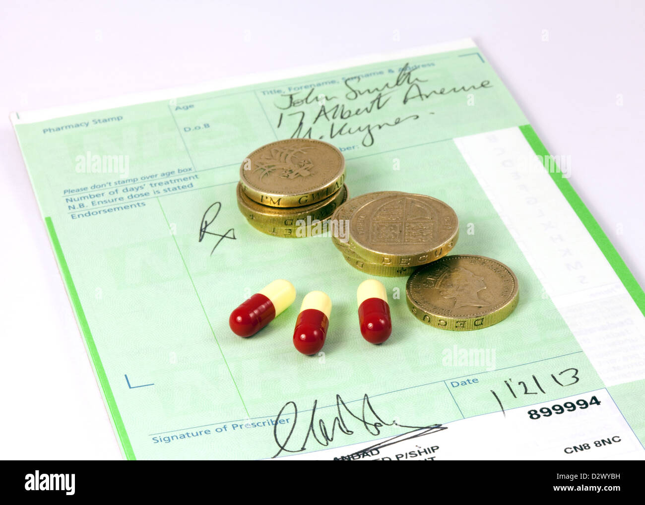 Prescription NHS avec pièces livre et drogues pour illustrer le concept de coûts des médicaments d'ordonnance, UK Banque D'Images