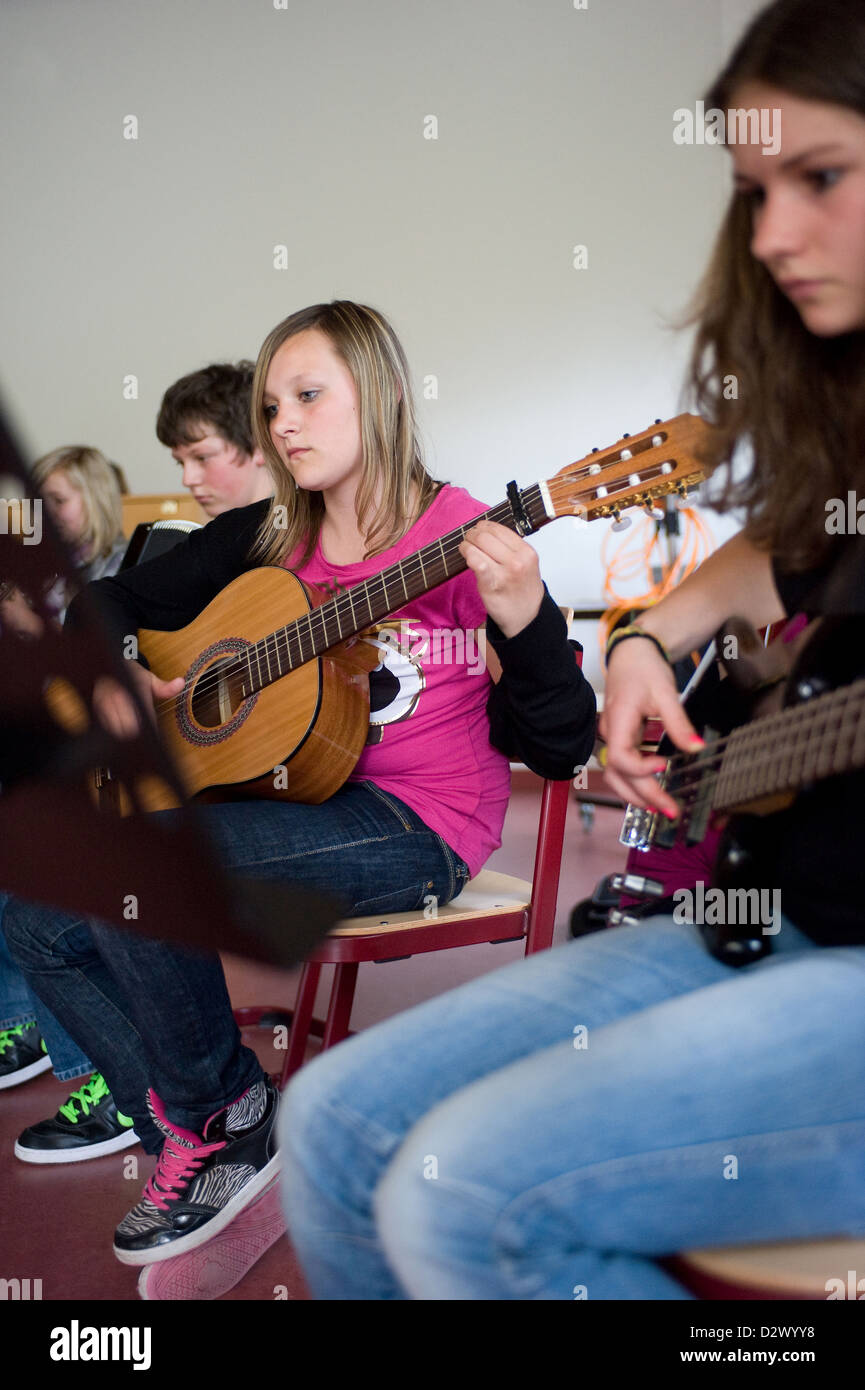 St Georgen, Allemagne, la 7ème classe Schuelerinnen dans les leçons de musique Banque D'Images