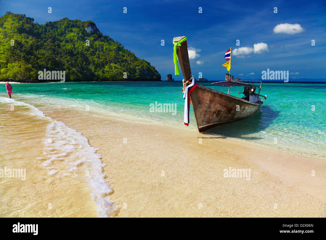 Bateau Longtail, bain à remous, plage tropicale, l'île de la mer d'Andaman, Thaïlande Banque D'Images