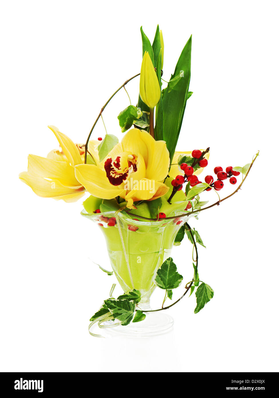 Bouquet d'orchidées, de tulipes et de lierre arrangement pièce maîtresse en vase en verre isolé sur fond blanc Banque D'Images