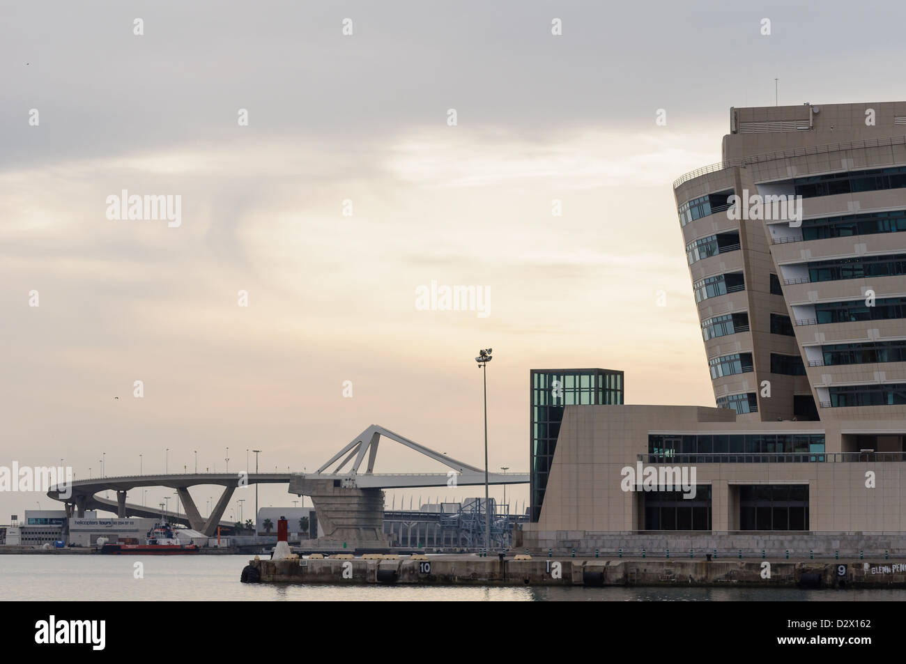 Gran Marina hotel et dans l'arrière-plan commercial Dock à Barcelone. Espagne Banque D'Images