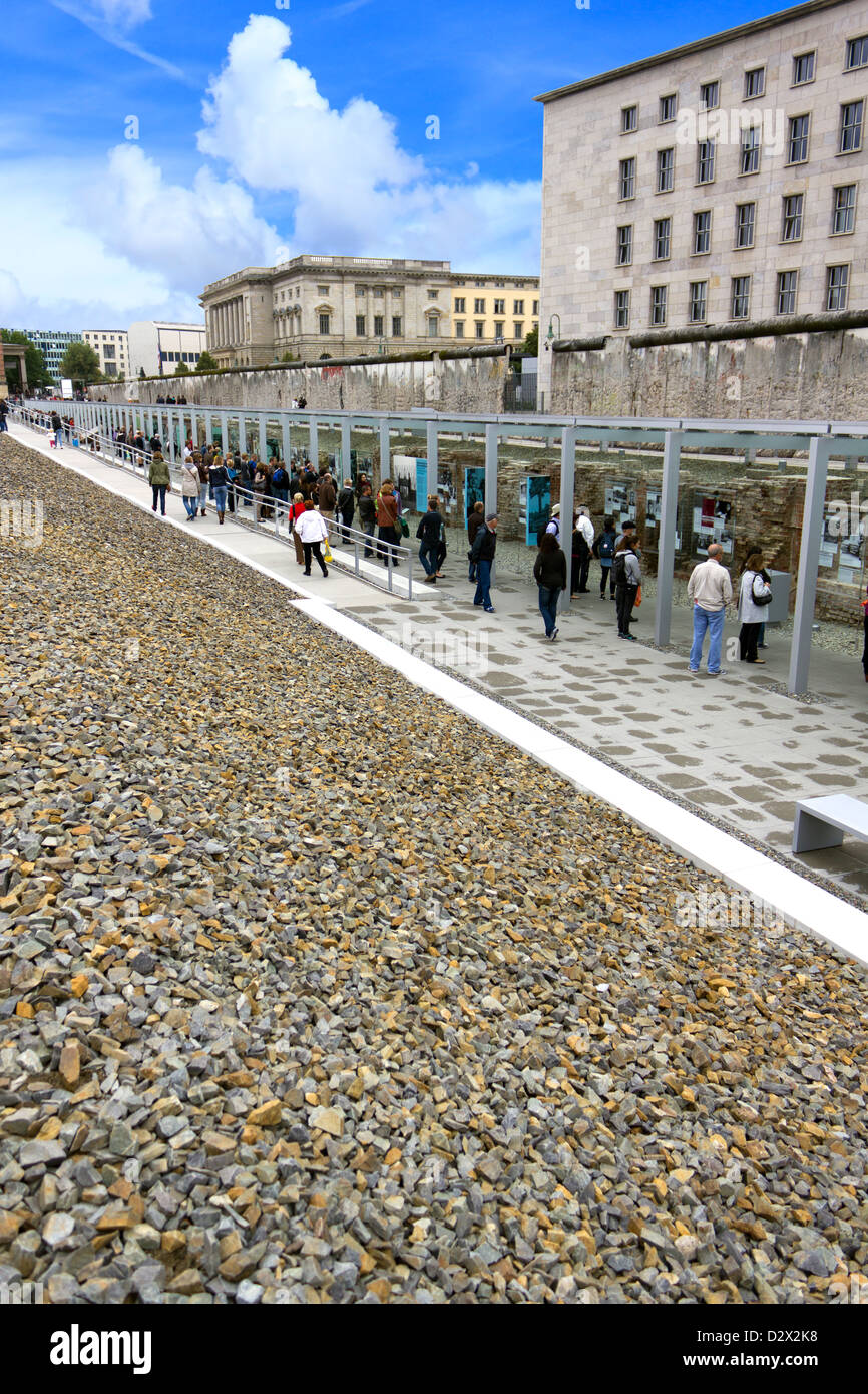 Les touristes affluent pour voir les restes du mur de Berlin avec l'affichage de l'exposition photo. Banque D'Images