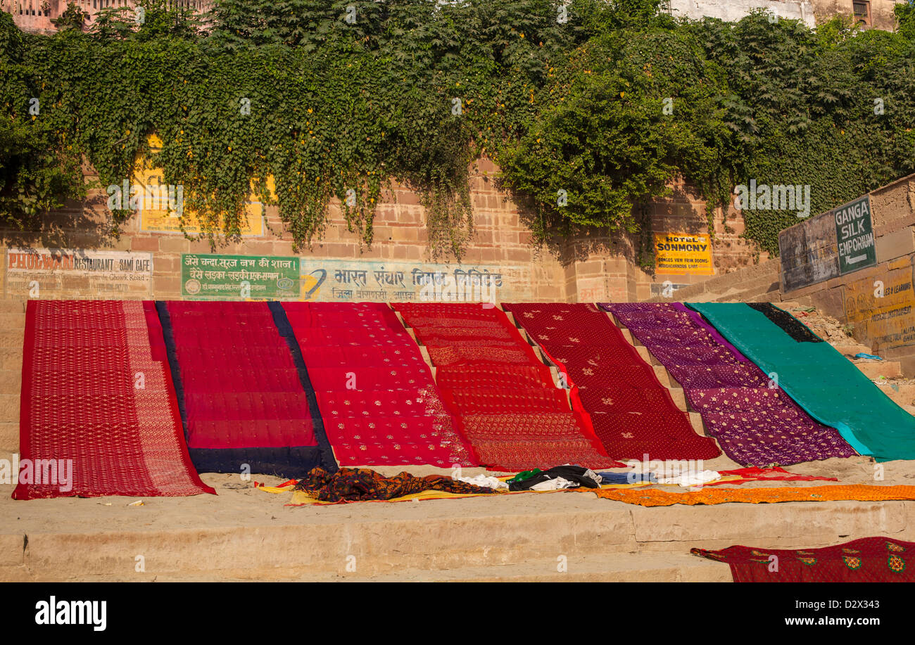 Saris colorés séchant sur un Ghat, Varanasi, Inde Banque D'Images