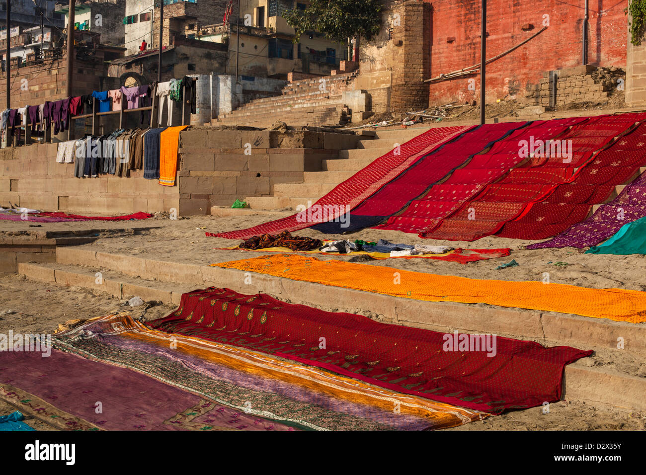 Saris colorés séchant sur un Ghat, Varanasi, Inde Banque D'Images