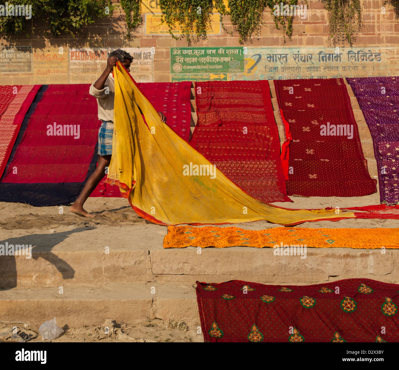 Saris colorés séchant sur un Ghat, Varanasi, Inde Banque D'Images