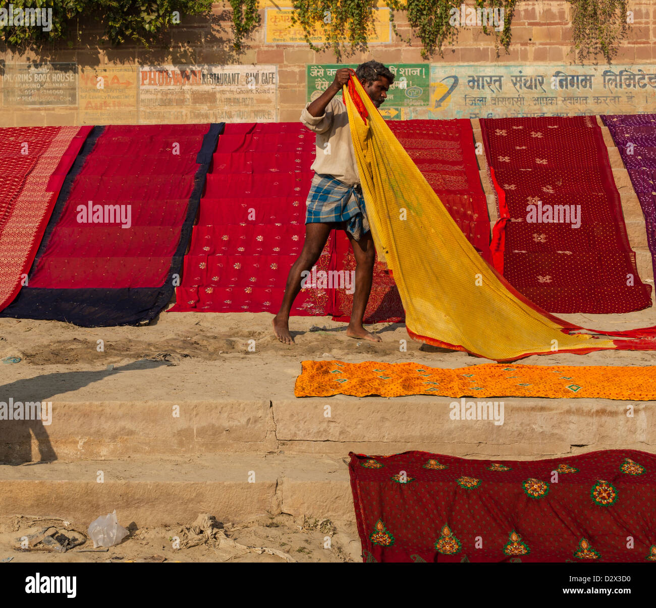 Saris colorés séchant sur un Ghat, Varanasi, Inde Banque D'Images