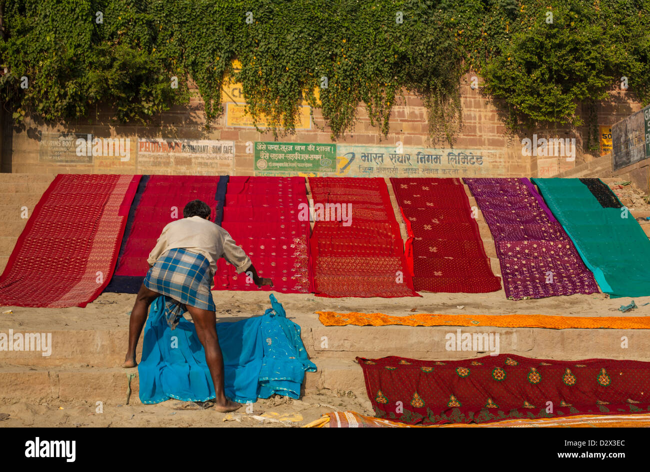 Saris colorés séchant sur un Ghat, Varanasi, Inde Banque D'Images