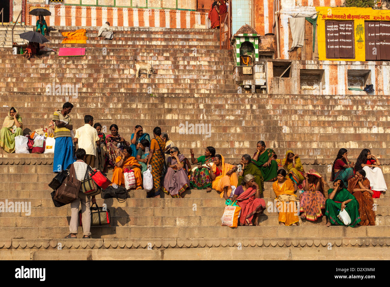Groupe sur les femmes indiennes assis sur un Ghat, Varanasi, Inde Banque D'Images