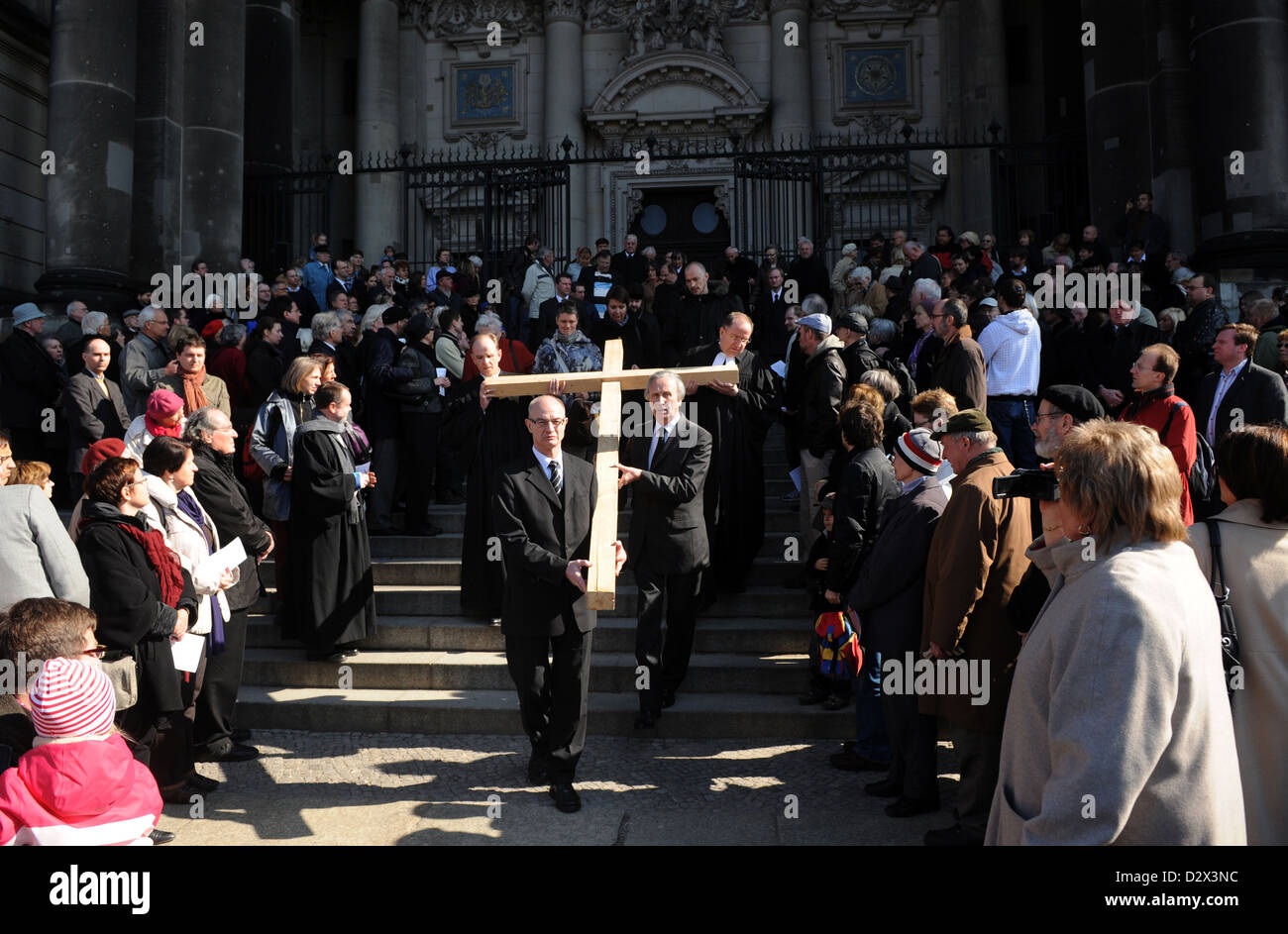 Berlin, Allemagne, Vendredi Saint procession oecuménique en face de la cathédrale de Berlin Banque D'Images