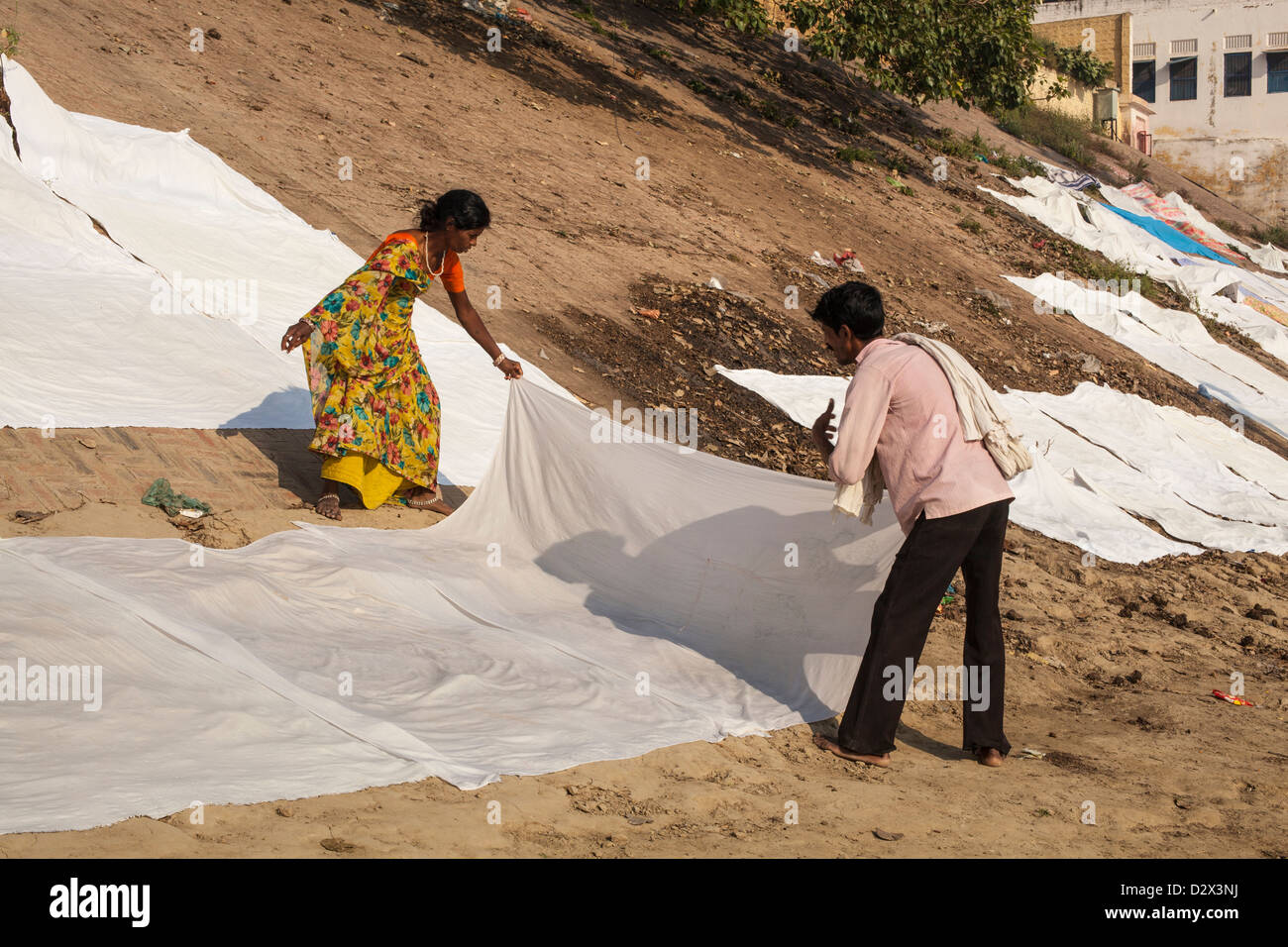 Des draps blancs sont mis à sécher sur un Ghat, Varanasi, Inde Banque D'Images