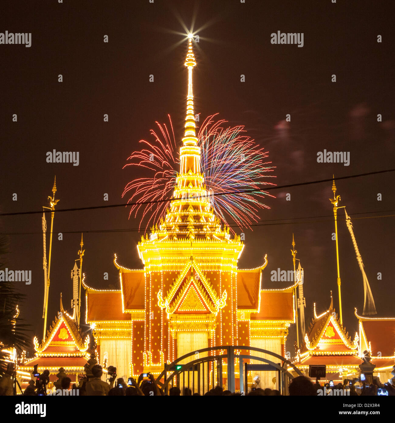 D'artifice sur la rivière juste derrière le crématorium de l'ancien roi Sihanouk, qui est décédé en octobre. Phnom Penh, Cambodge, 3 février 2013 Banque D'Images