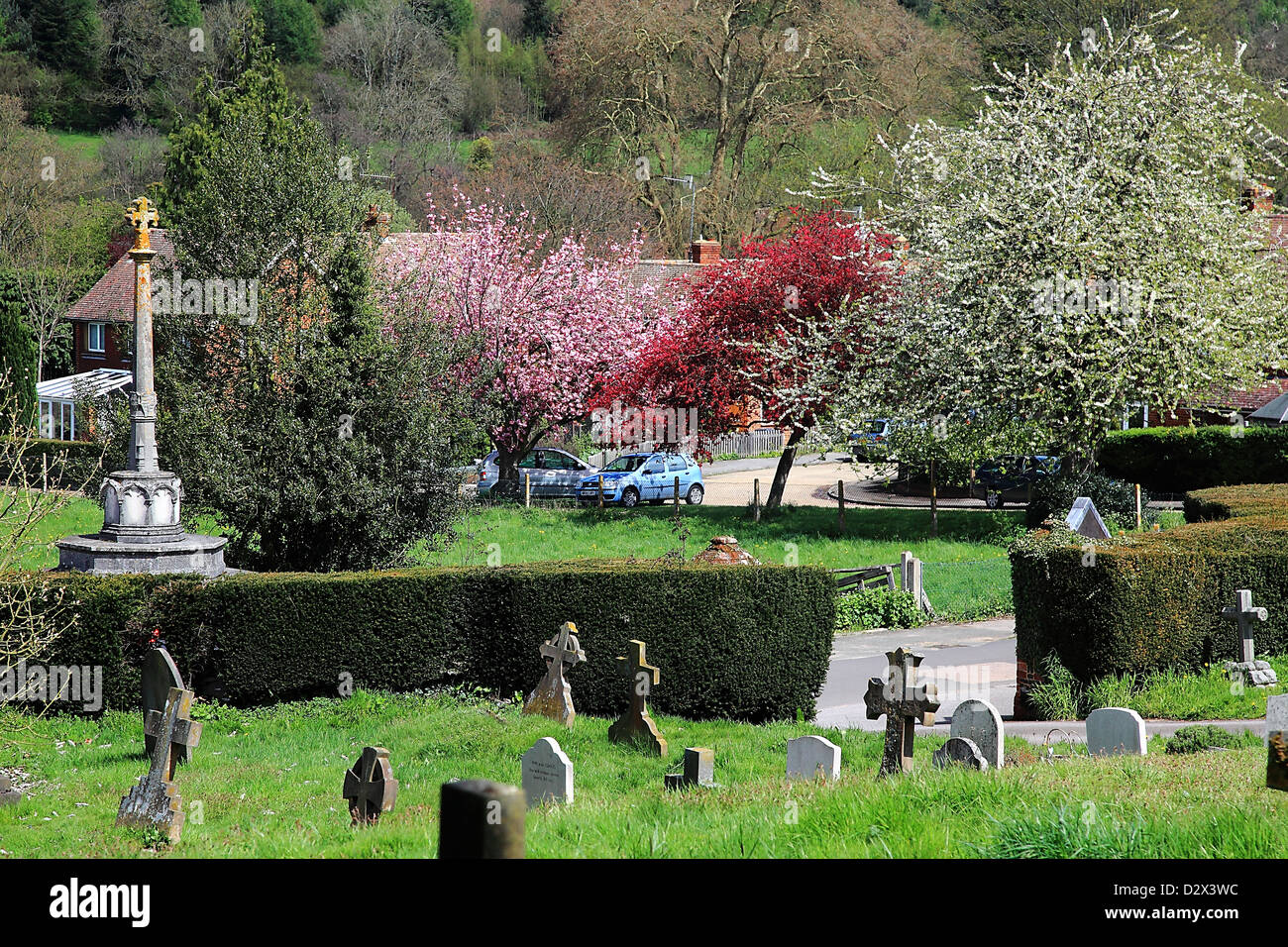 Village d'Albury et cimetière de nouveau Saint Pierre et Saint Paul Church, collines du Surrey, Angleterre Banque D'Images