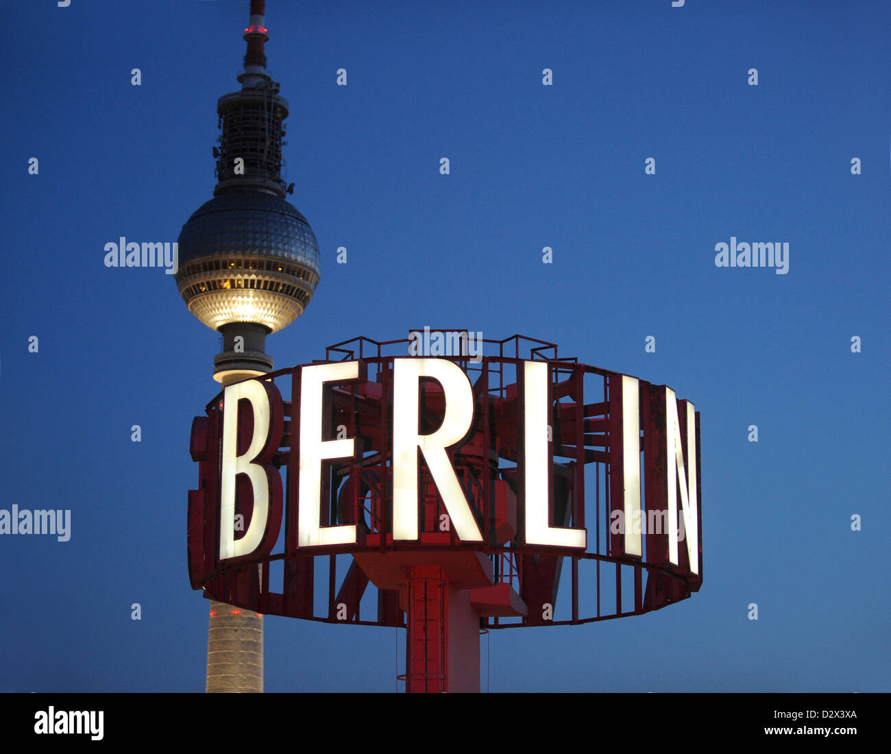 Berlin, Allemagne, enseigne lumineuse avec le mot tour de télévision de Berlin dans l'arrière-plan d Banque D'Images