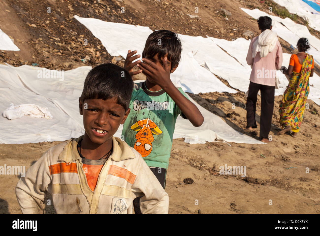 Des draps blancs sont mis à sécher sur un Ghat, Varanasi, Inde Banque D'Images