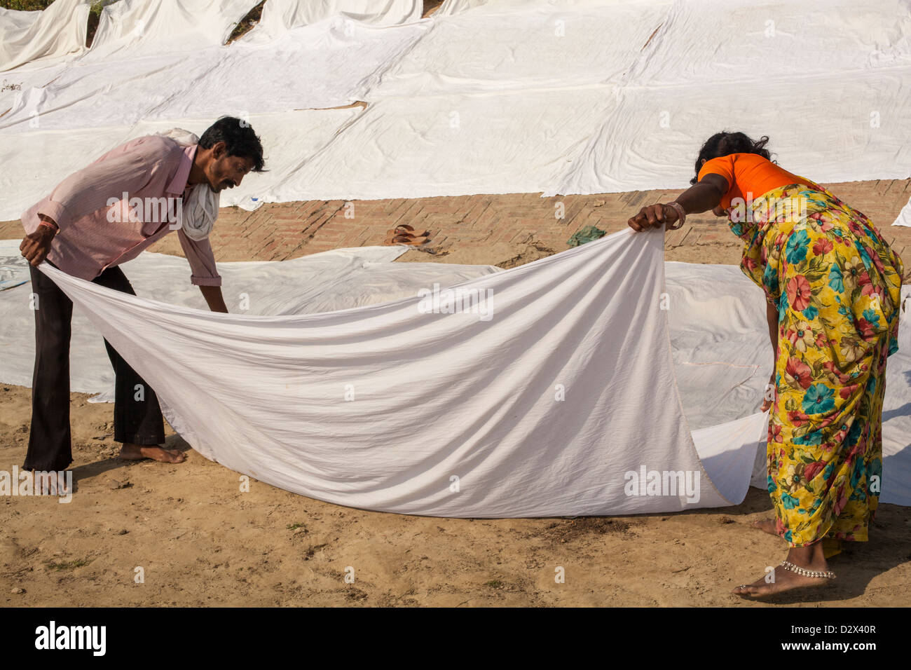 Des draps blancs sont mis à sécher sur un Ghat, Varanasi, Inde Banque D'Images