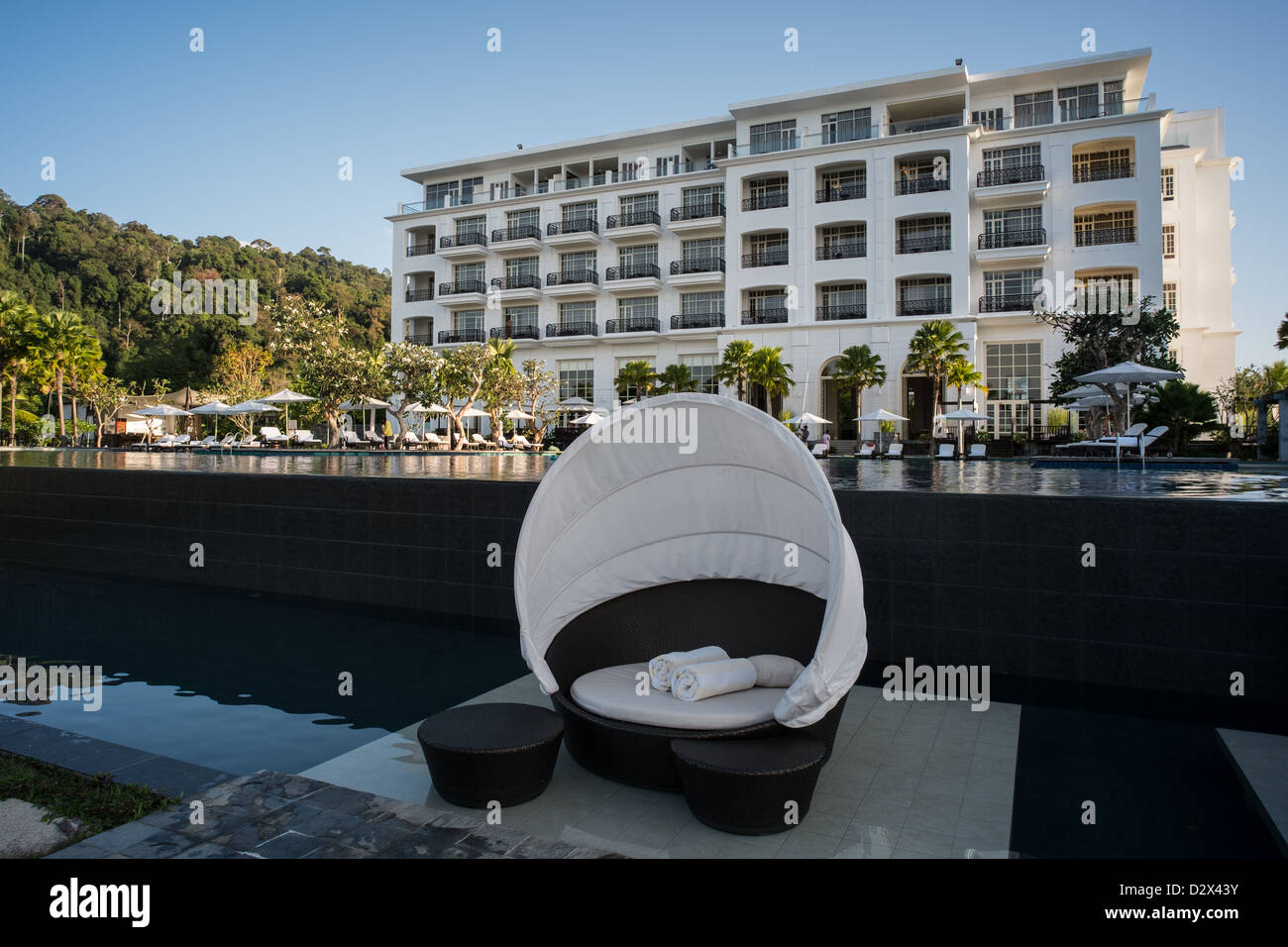 Pivot circulaire, transats, l'hôtel Danna Langkawi, Malaisie. Banque D'Images