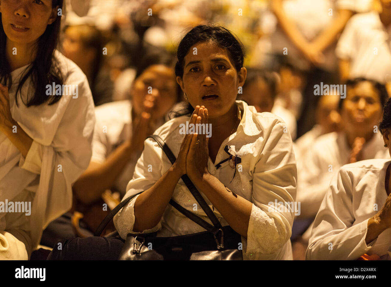 Les Cambodgiens les gens priant lors des funérailles du roi Norodom Sihanouk en face de l'ancien Roi Sianouk de crématorium, décédé en octobre. Phnom Penh, Cambodge, 3er février 2013 Banque D'Images