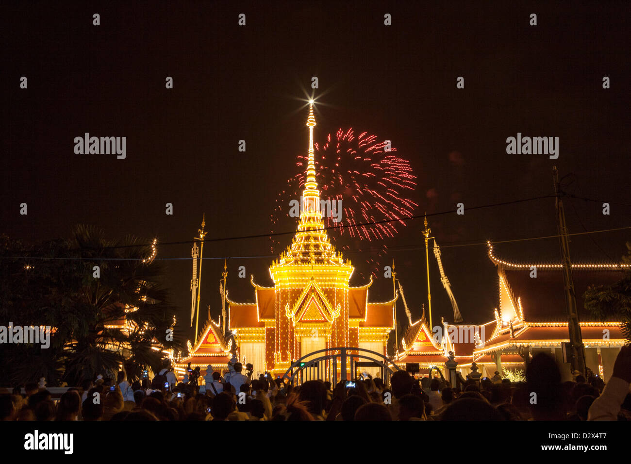 D'artifice sur la rivière juste derrière le crématorium de l'ancien Roi Sianouk, , qui est mort en octobre. Phnom Penh, Cambodge, 3er février 2013 Banque D'Images
