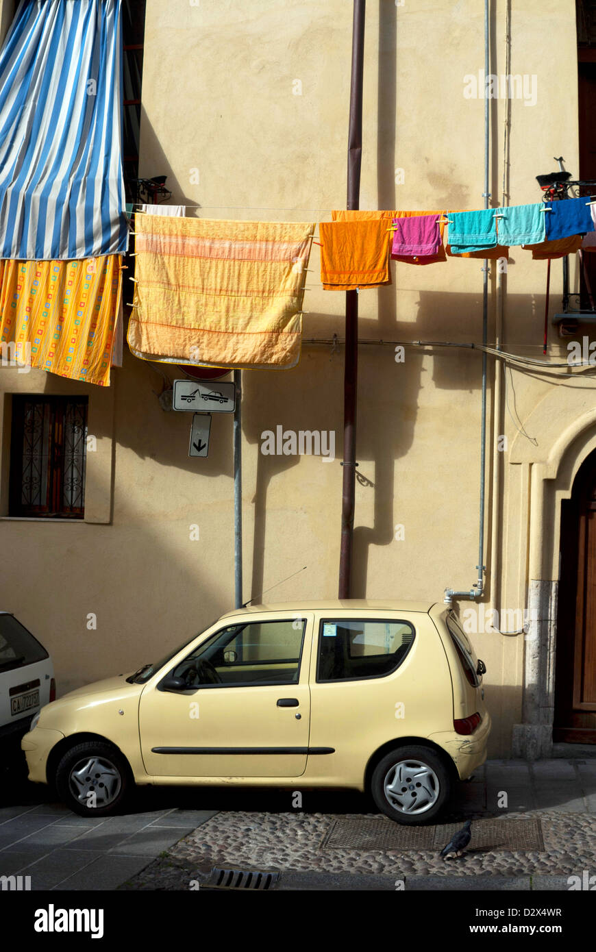 Lave-linge en train de sécher dehors dans les rues de Cagliari, Sardaigne Banque D'Images Lave-linge en train de sécher dehors dans les rues de Cagliari, Sardaigne Banque D'Images