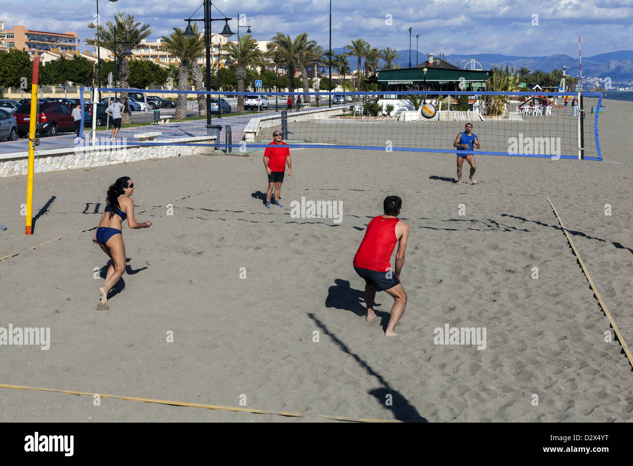 Jeu de volley-ball de plage se joue sur la plage à Torremolinos, Espagne Banque D'Images