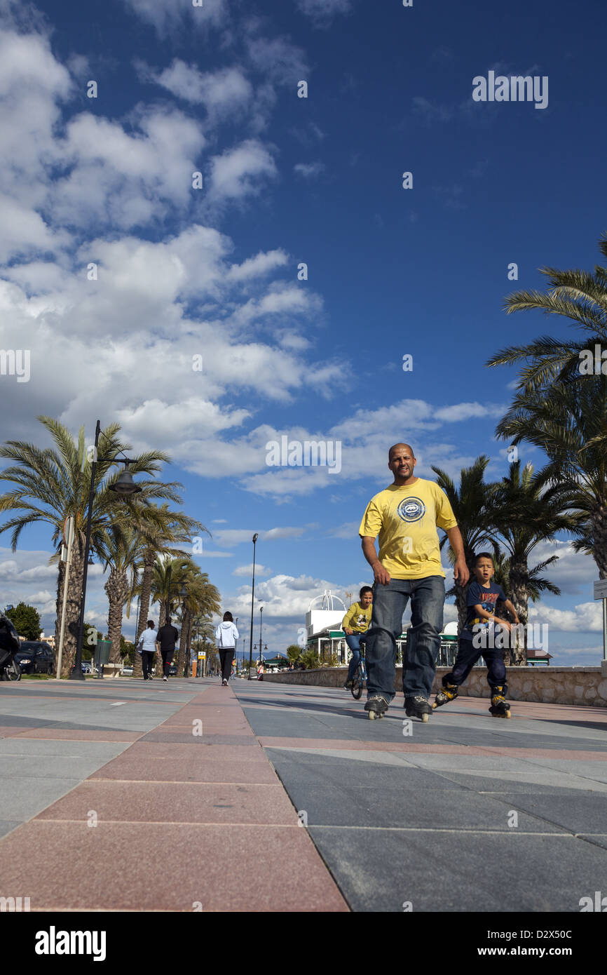 Les gens de l'exercice et le patin à roues alignées le long de la longue promenade au sud de l'Espagne Andaluci Playamar Torremolinos Banque D'Images