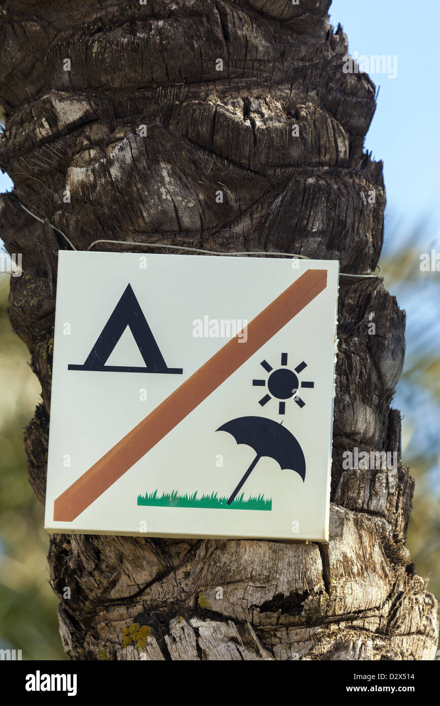 Avis d'avertissement aucun camping et sun unbrellas pas admis sur cette section de plage de Torremolinos Costa del Sol Espagne Souhern Banque D'Images