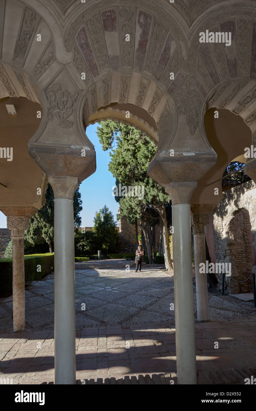 Arches et colonnes à motifs pour le Patio de la Alberca dans l'Alcazaba Malaga Espagne Banque D'Images