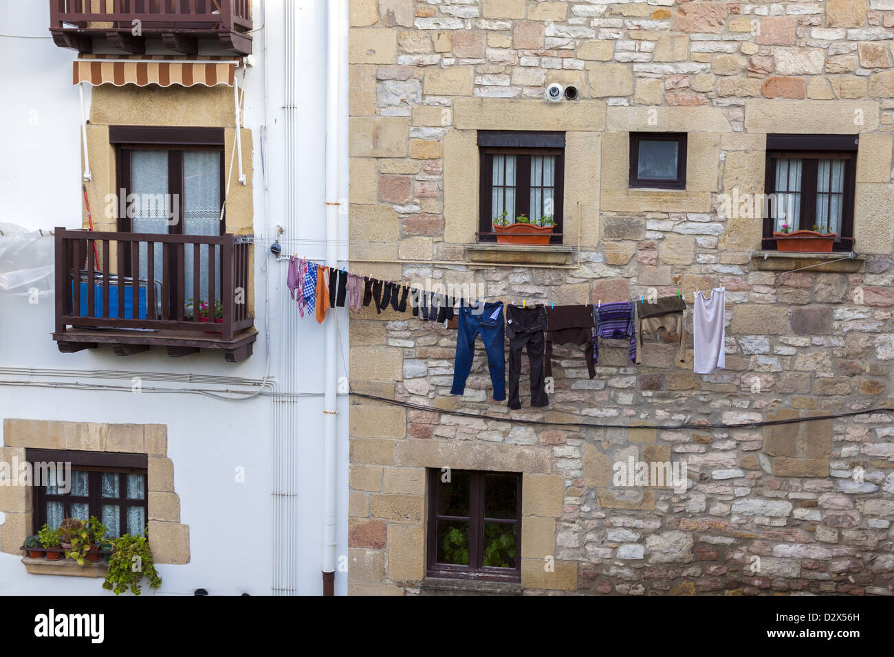 Lave-pendaison sur la ligne entre les fenêtres dans la vieille ville d'Hondarribia, le nord de l'Espagne Banque D'Images