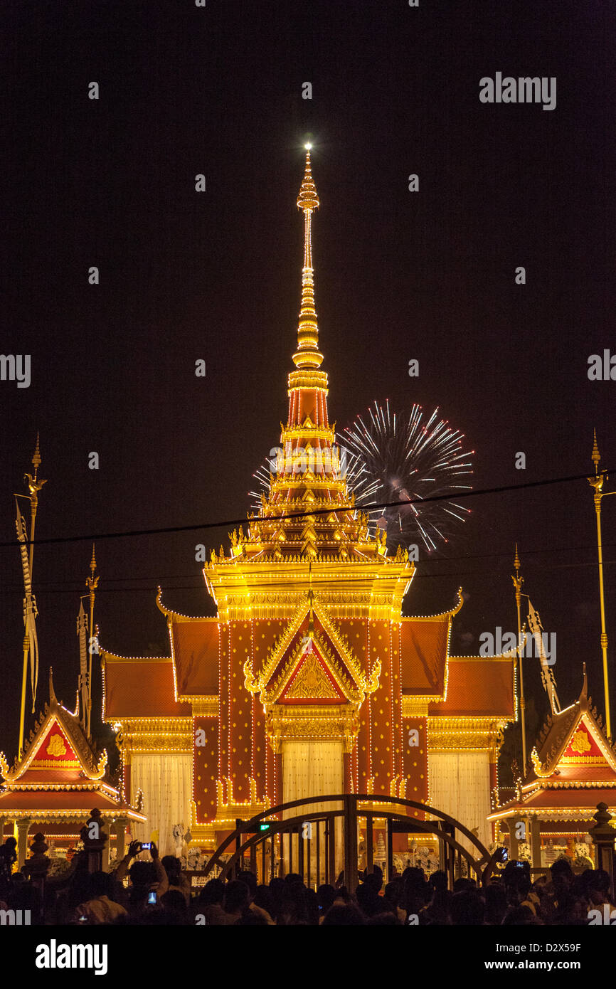 D'artifice sur la rivière juste derrière le crématorium de l'ancien Roi Sianouk, , qui est mort en octobre. Phnom Penh, Cambodge, 3er février 2013 Banque D'Images