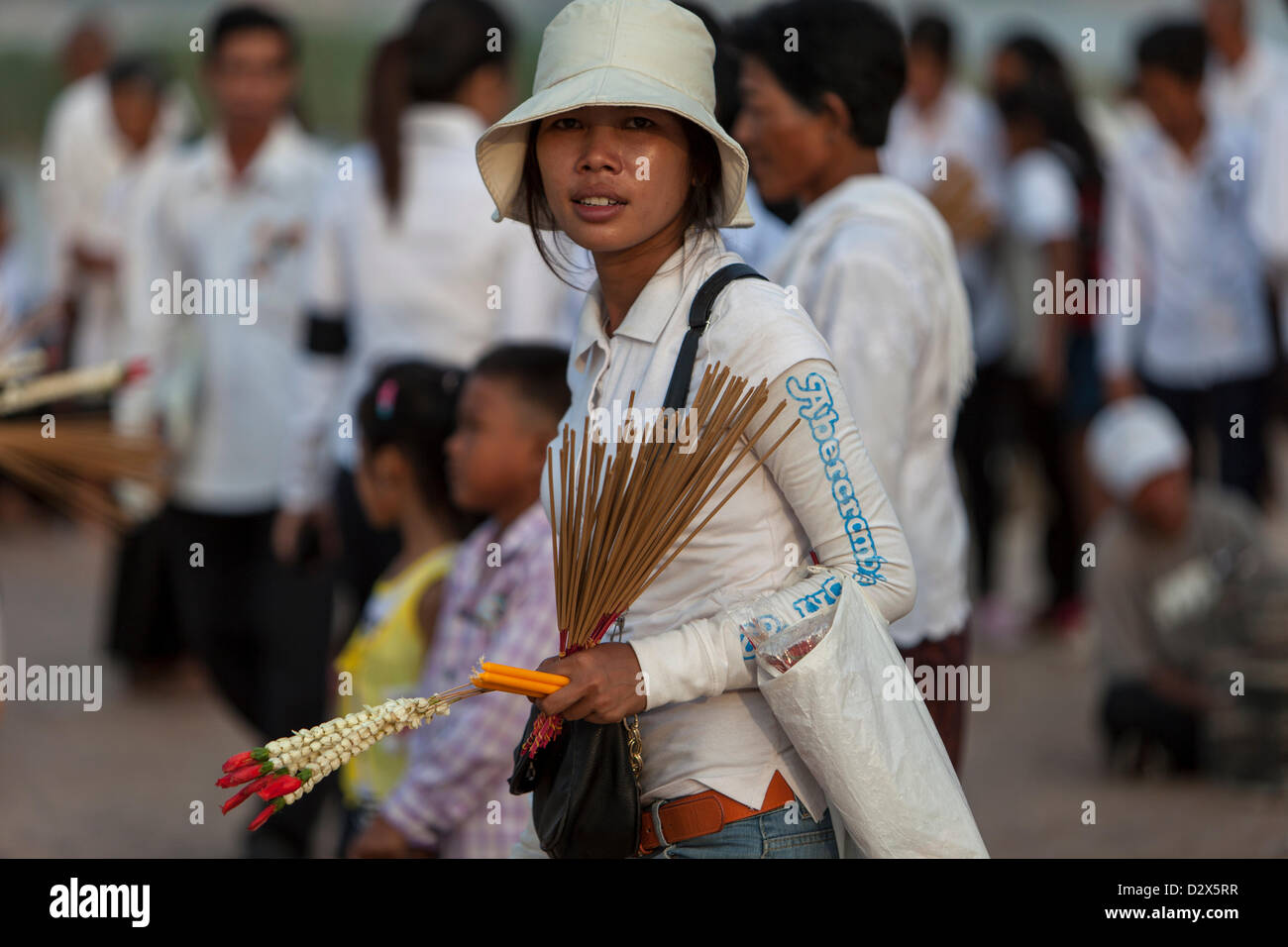 Les gens priant lors des funérailles du roi Norodom Sihanouk, qui est décédé en octobre. Banque D'Images