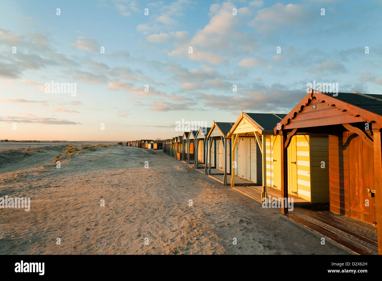 Cabane de plage au coucher du soleil à West Wittering Beach, Angleterre, Royaume-Uni Banque D'Images