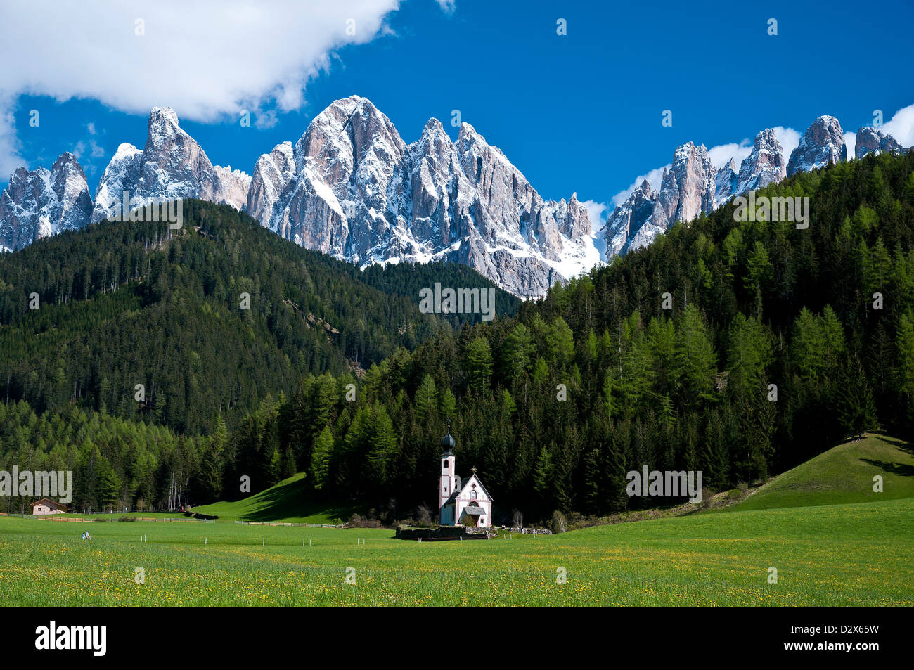 La petite église Saint Johann dans saintes, Val di Funes (Funes Valley), l'Alto Adige, Sud, Italie Banque D'Images
