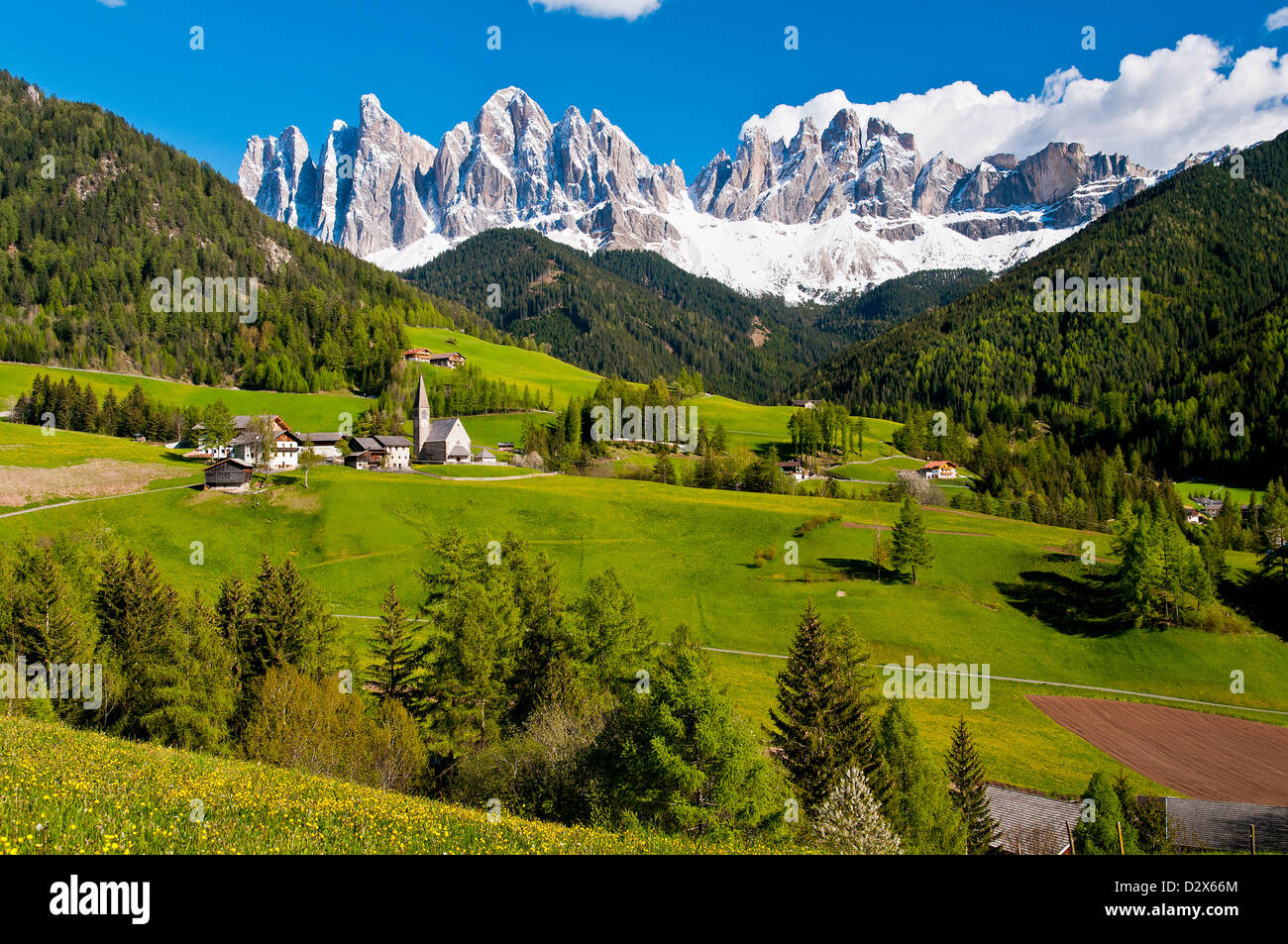 Vue panoramique sur la vallée de Funes avec snow-capped Odle, Alto Adige Dolomites - Tyrol du Sud, Italie Banque D'Images
