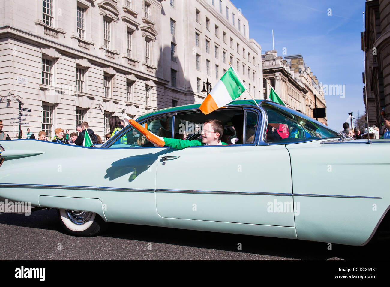 Un enfant montre son bonheur alors qu'au cours de la St Patricks Day Parade à Londres, Banque D'Images