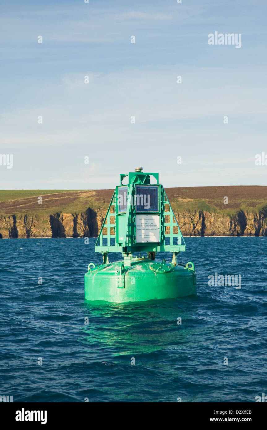 La bouée qui marque l'emplacement de l'épave du HMS Royal Oak à Scapa Flow, îles Orcades, en Écosse. Banque D'Images