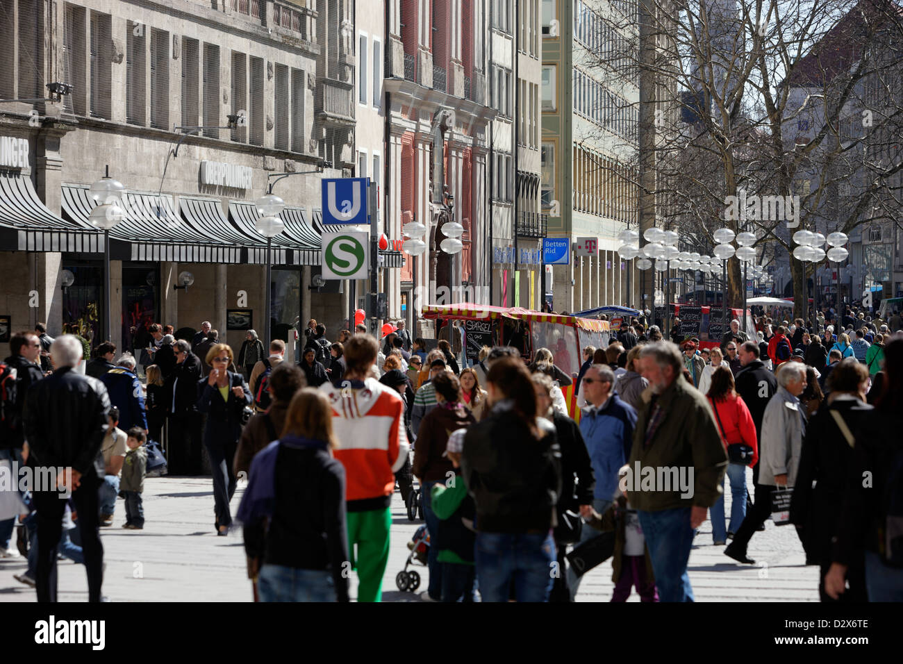 Munich, Allemagne, les piétons dans la zone piétonne de Kaufingerstrasse Banque D'Images