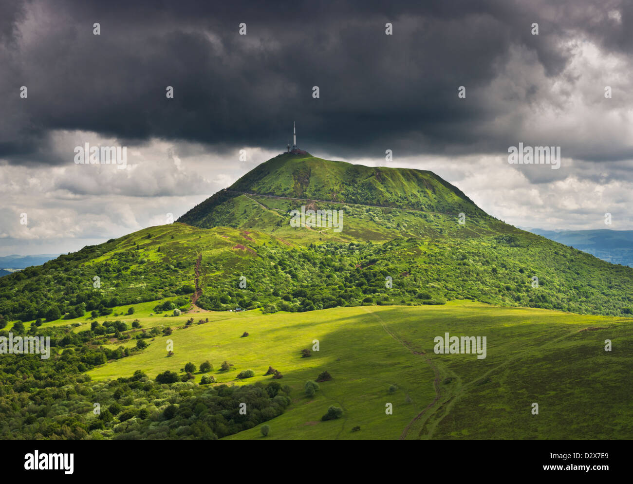 Puy-de-Dôme volcan depuis le Puy de Pariou, Auvergne, France Banque D'Images