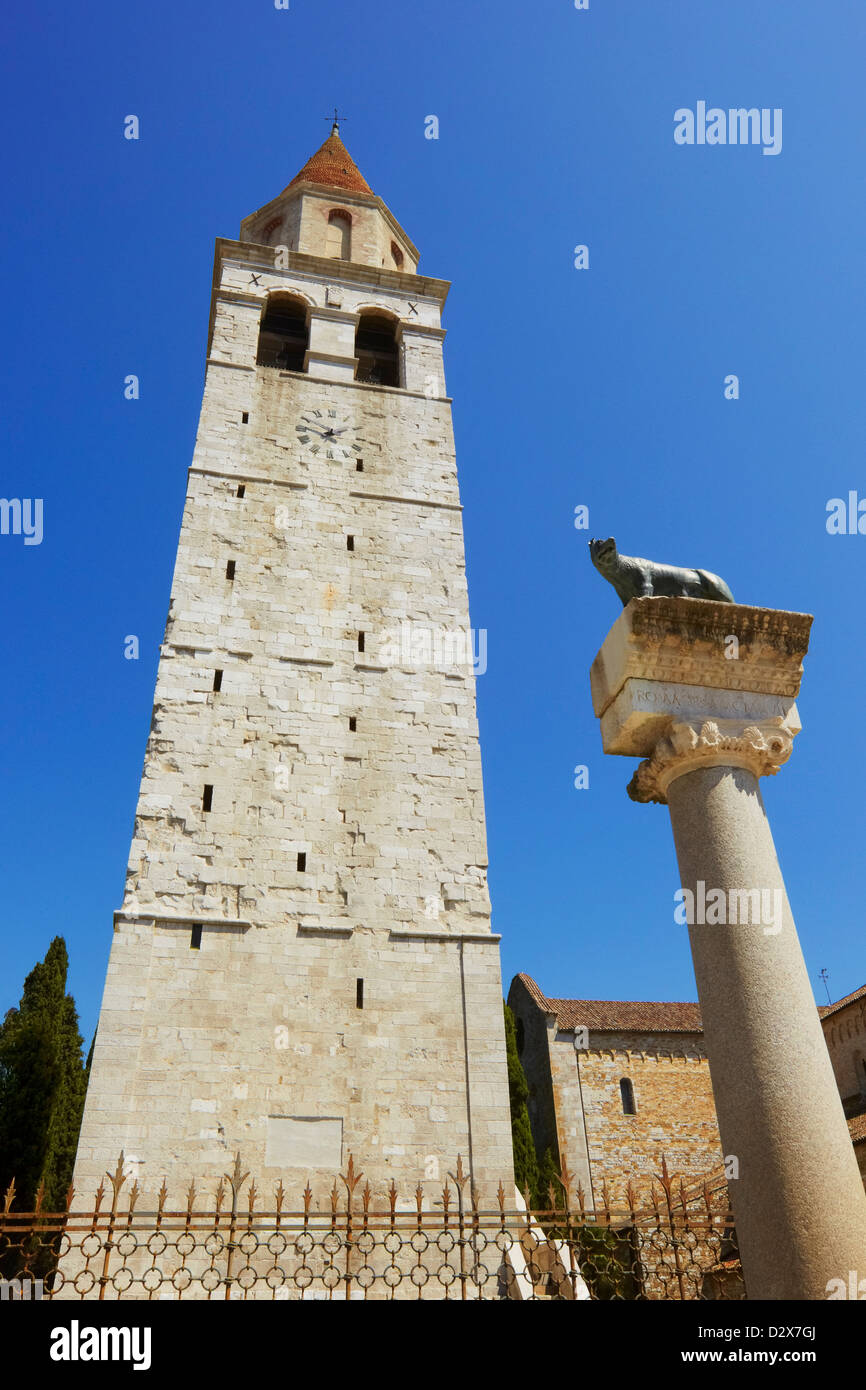 Basilique Patriarcale de Santa Maria Assunta à Clocher et colonne avec Wolf Capitolin, Aquileia, Frioul-Vénétie Julienne, Italie Banque D'Images