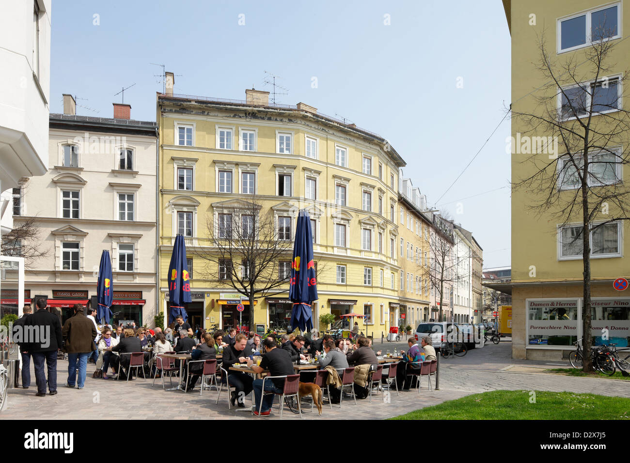 Munich, Allemagne, les gens sont assis dans un café de la rue en Munich-Lehel Banque D'Images