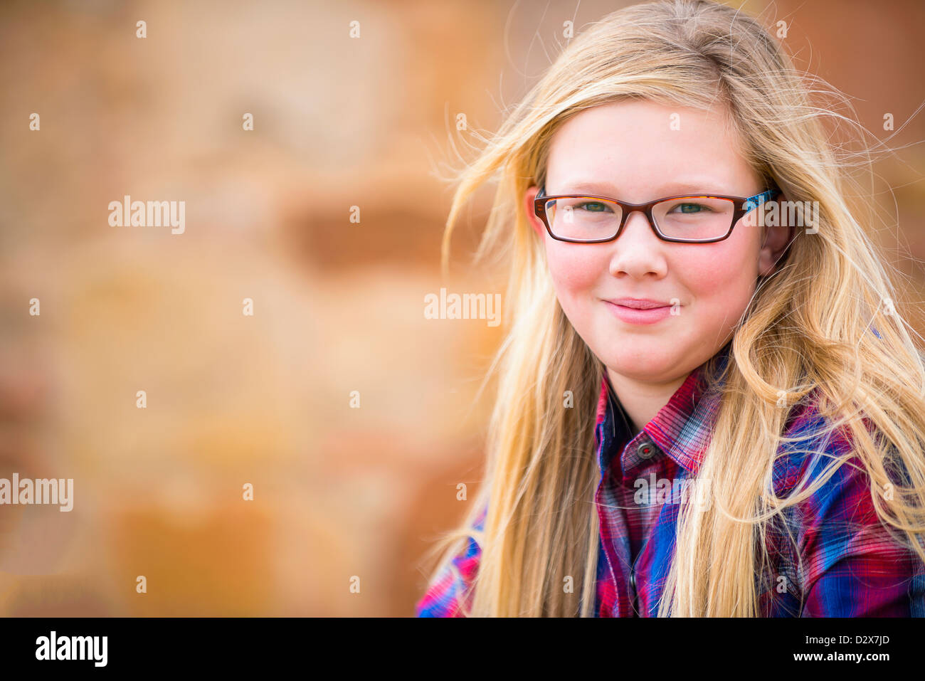 Portrait de 12 ans Caucasian girl avec de longs cheveux blonds et des lunettes Banque D'Images