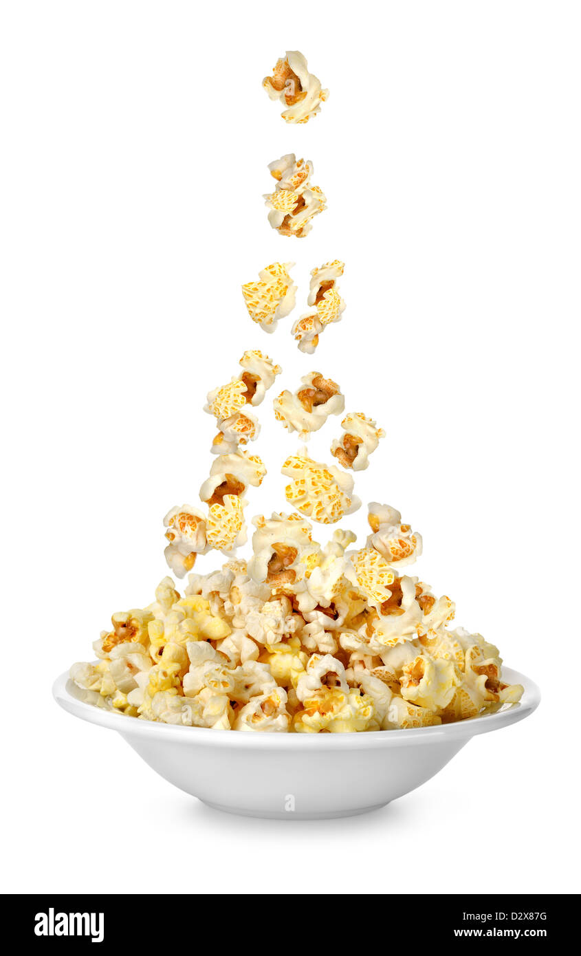 Popcorn qui relèvent de la plaque. Isolé sur fond blanc Banque D'Images