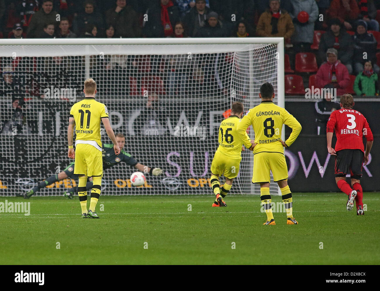 03.02.2013. Leverkusen, Allemagne. 03.02.2013, xovx, 1.Bundesliga Bayer Leverkusen 04 - Borussia Dortmund, V.L. Marco Reus (Borussia Dortmund), Bernd Leno (Bayer Leverkusen), Jakub Blaszczykowski "KUBA" (Borussia Dortmund), (Borussia Dortmund Ilkay Guendogan) mit dem Tor zum 0:2 durch Elfmeter, action. Foto : Huebner/Vogler Banque D'Images